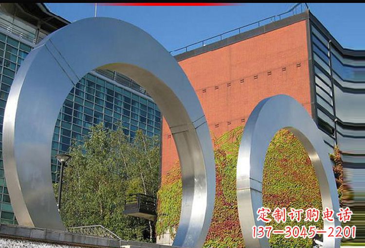 益阳城市空间里的不锈钢圆环雕塑