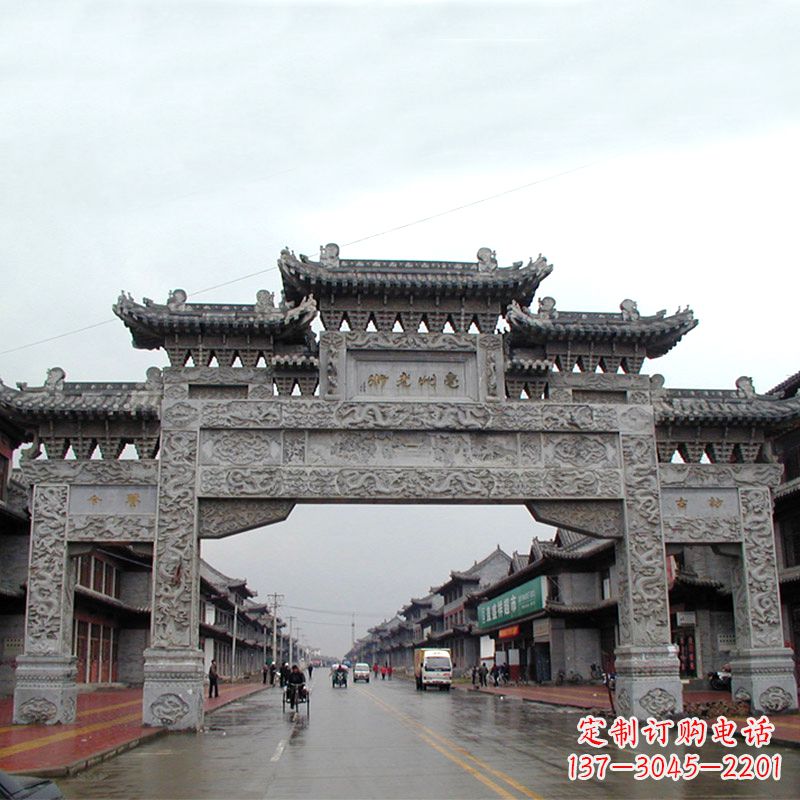 益阳城市街道上的历史风貌——仿古石牌楼