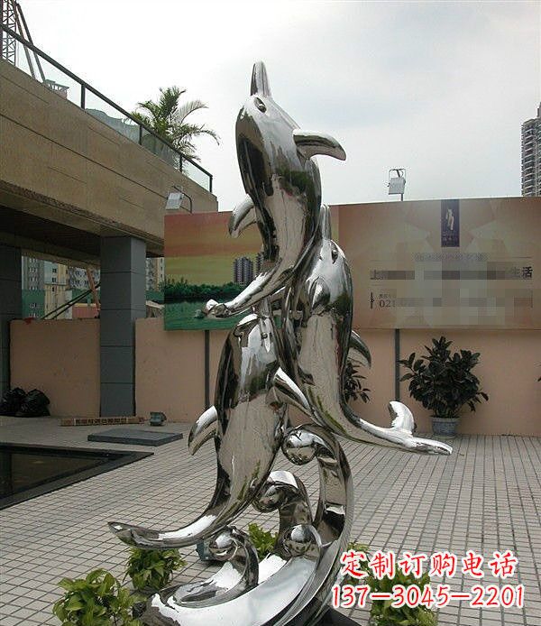 益阳海豚雕塑表达创意与活力