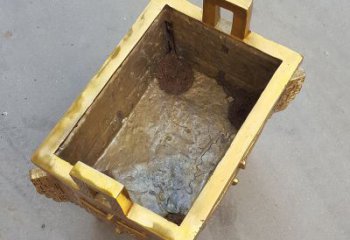 益阳以纯铜铸造的金色香炉鼎