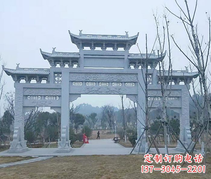 益阳村口三门石雕牌楼古朴华丽