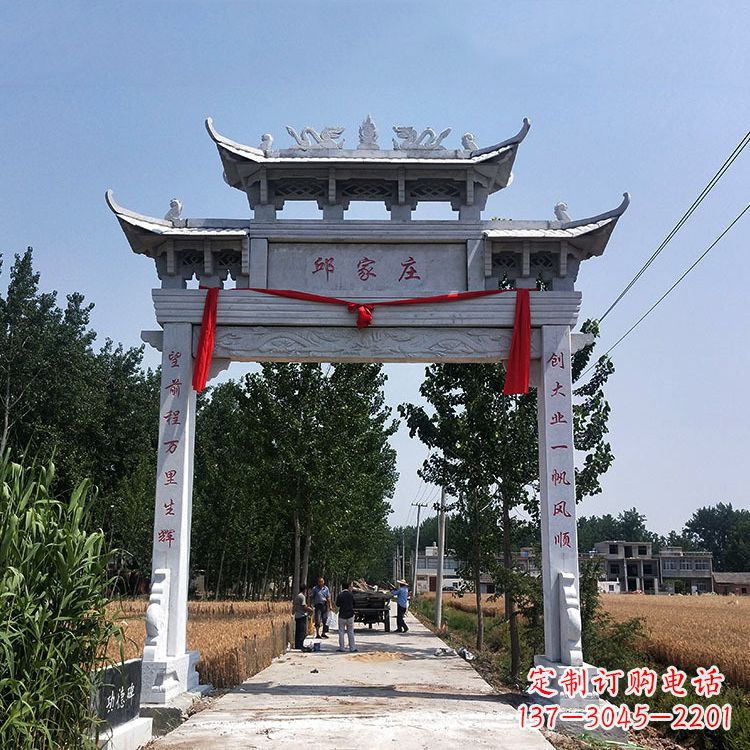 益阳古村落中的石牌坊雕塑