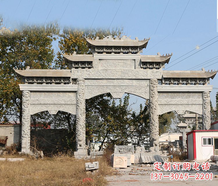 益阳村镇门口的石雕牌坊展现精湛工艺