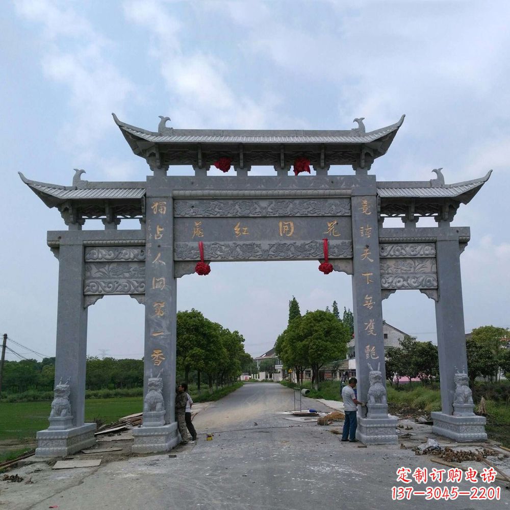 益阳青石三门牌坊雕塑传承中国古典文化