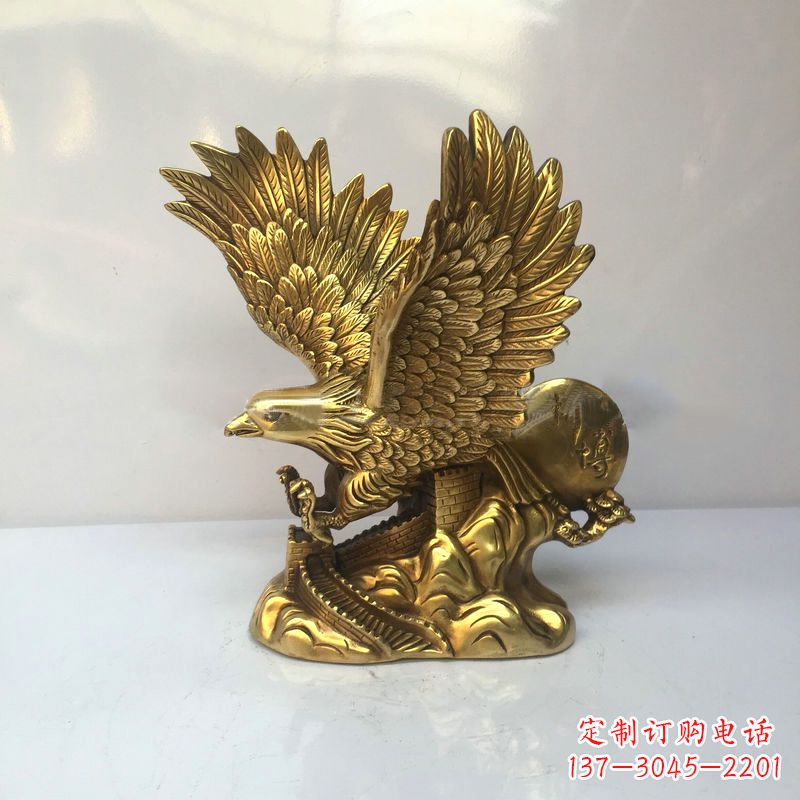 益阳高雅迷人的镀金铜老鹰雕塑