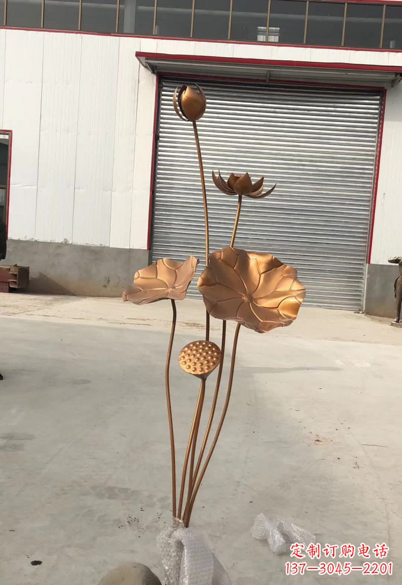 益阳古典锻铜荷花雕塑