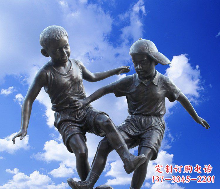 益阳校园玻璃钢仿铜儿童踢球景观雕塑
