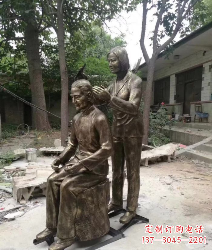 益阳纪念母亲的传统铜雕梳头人物