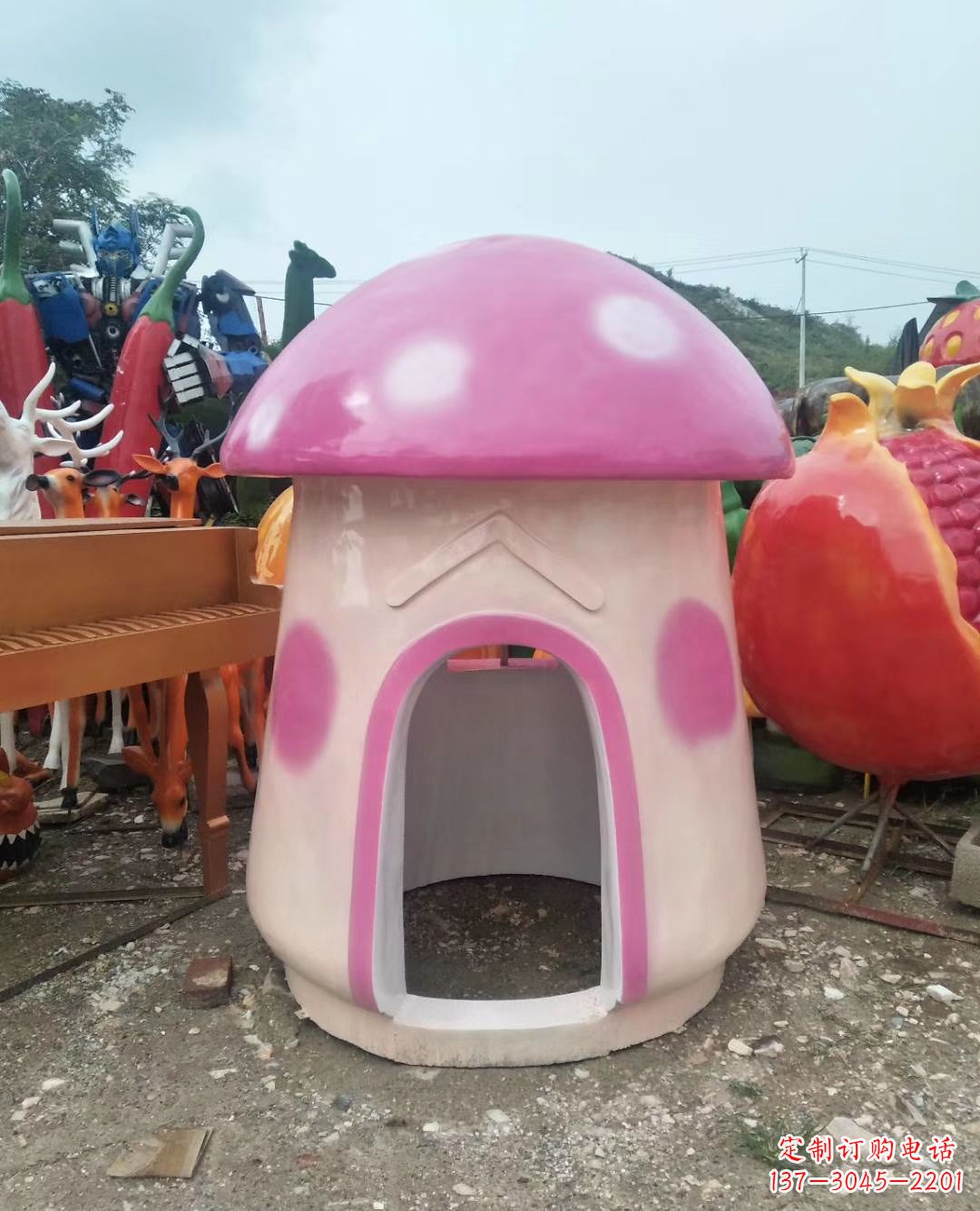 益阳公园玻璃钢彩绘蘑菇屋雕塑
