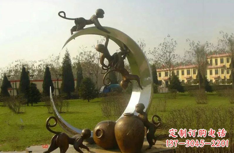 益阳不锈钢猴子拉月亮雕塑