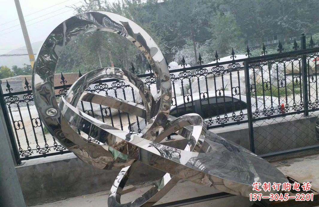 益阳宁静湖畔,圆环景观雕塑助公园璀璨