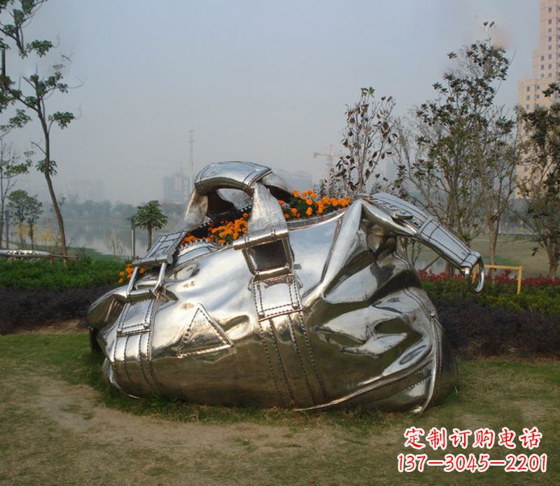 益阳不锈钢手提包雕塑--传承经典,拥有独特之美