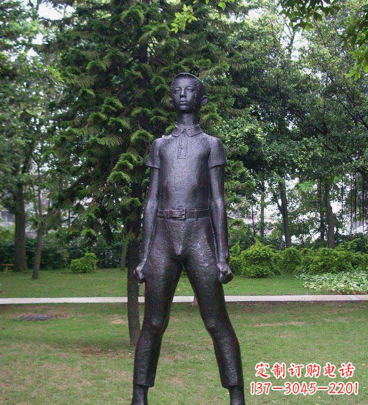 益阳公园插兜的男孩人物铜雕