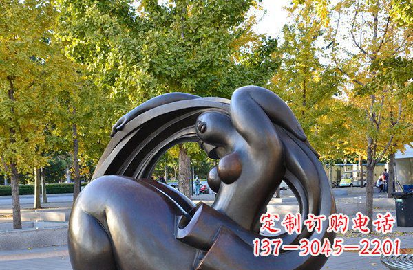 益阳公园抽象女性人物铜雕