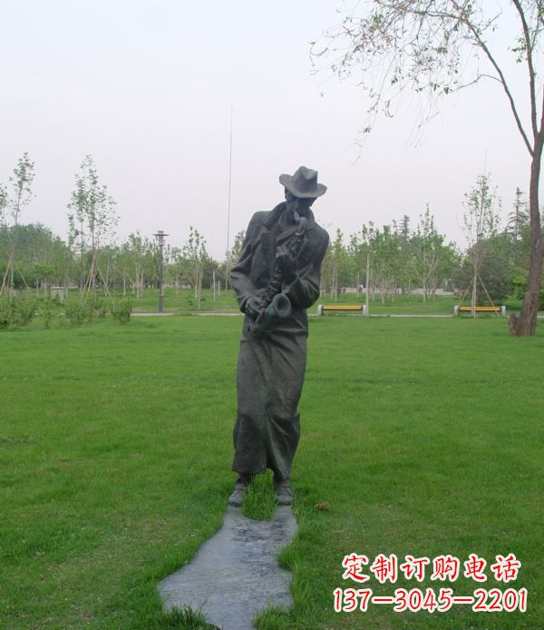 益阳公园吹萨克斯人物铜雕