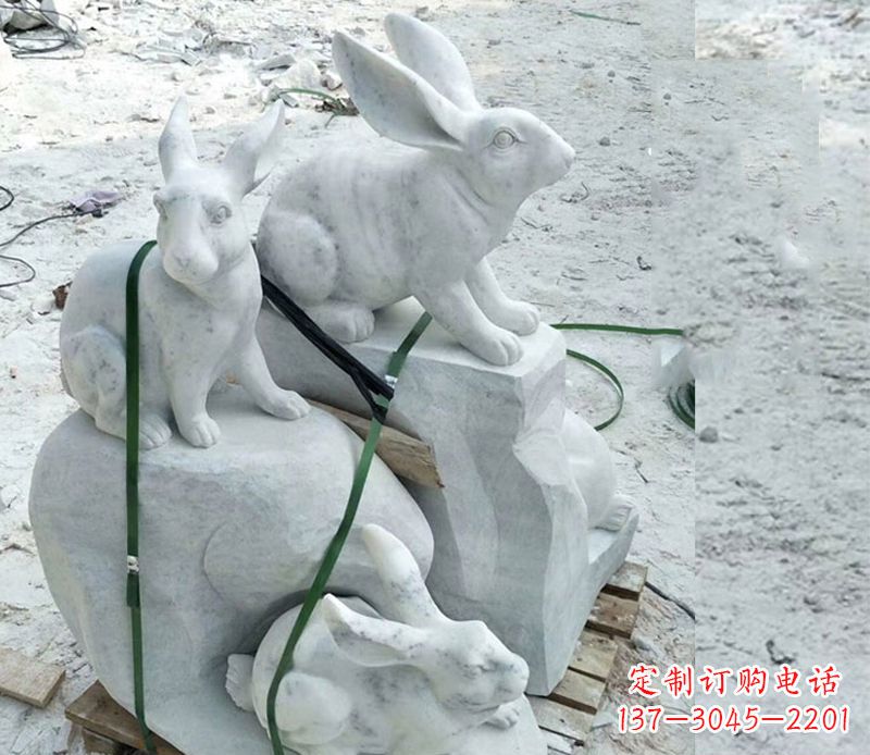 益阳活泼可爱的兔子雕塑