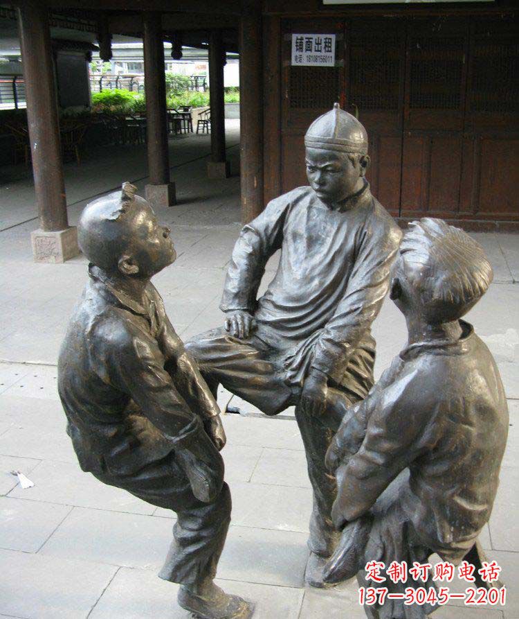 益阳铜雕男孩斗鸡小品雕塑