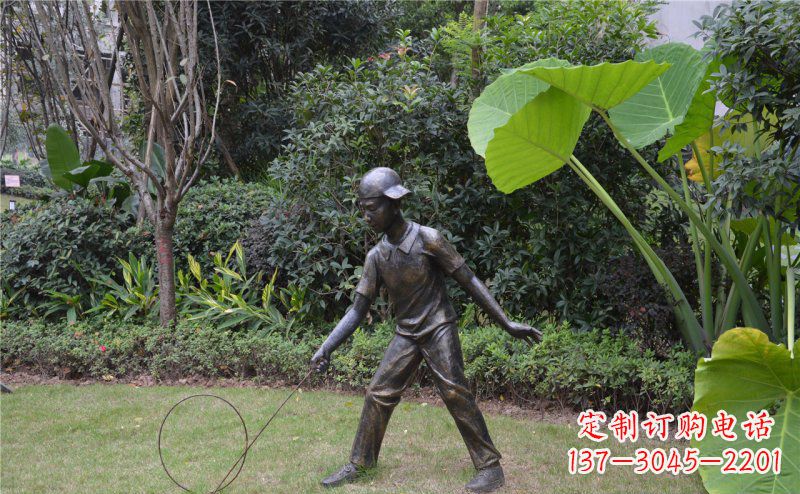 益阳铜雕“小男孩滚铁环”