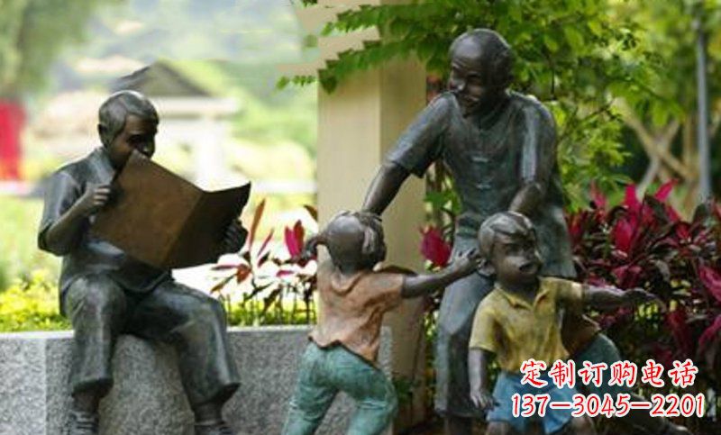 益阳爷爷陪伴小孩的铜雕