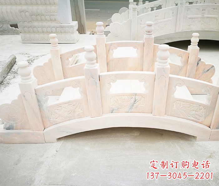 益阳红石拱桥雕塑——浪漫交织,美景永相伴