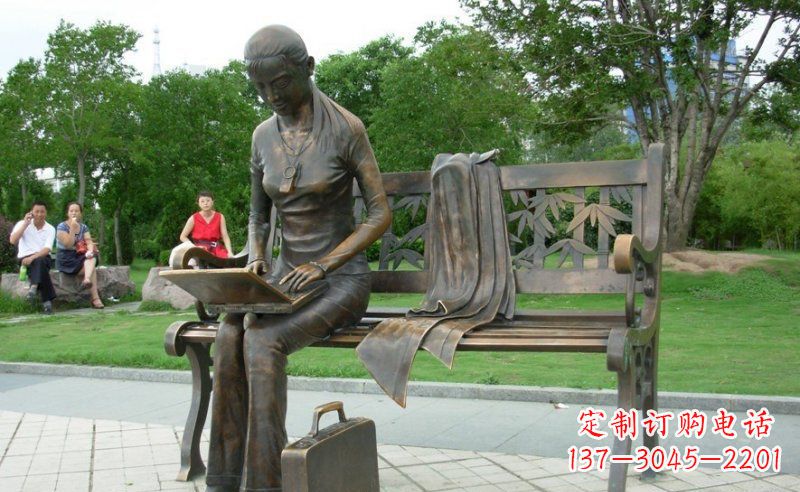 益阳把童真雕刻在铜雕中——女孩雕塑