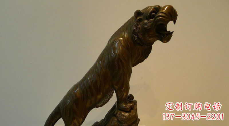 益阳公园老虎上山动物铜雕