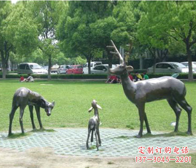 益阳梦幻般的雕塑——梅花鹿一家三口铜雕