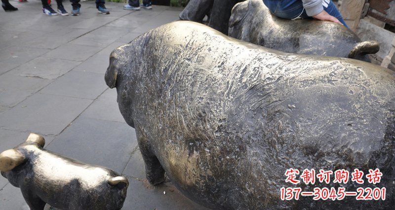 益阳公园精美母子猪铜雕