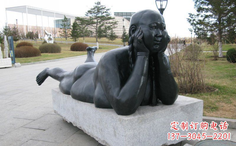 益阳趴着的胖女孩铜雕塑