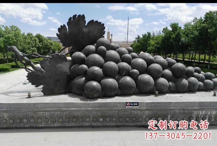 益阳公园葡萄铜雕