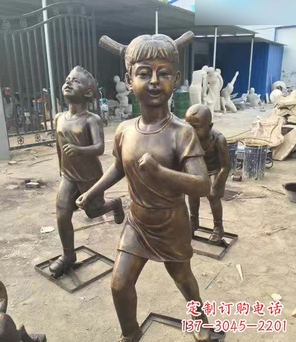 益阳公园人物奔跑的儿童和小狗铜雕