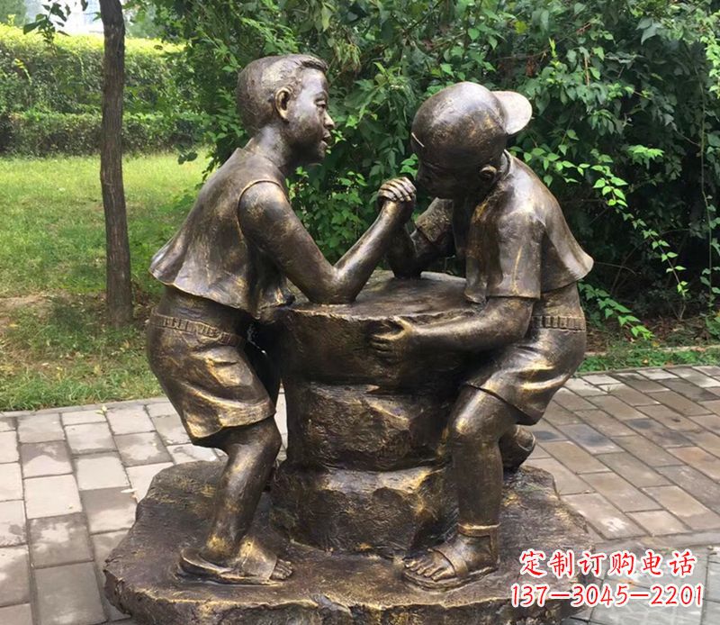 益阳公园人物掰腕子的儿童铜雕