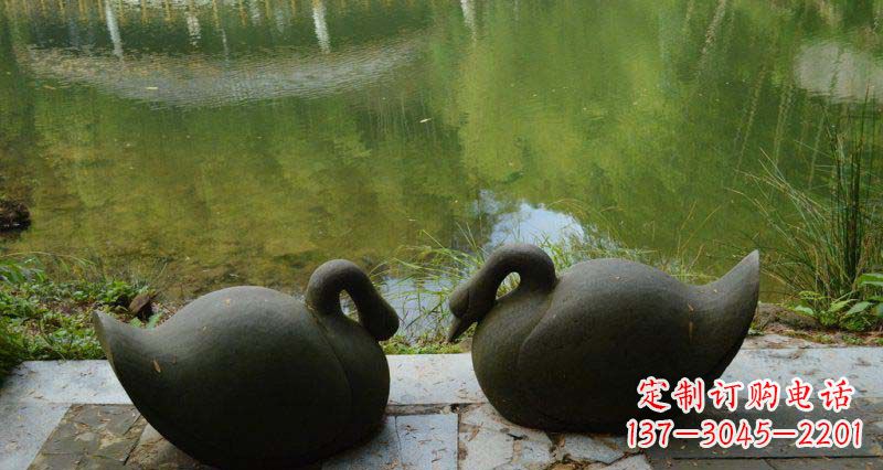 益阳高雅优美的天鹅铜雕