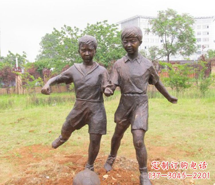 益阳公园踢足球儿童铜雕