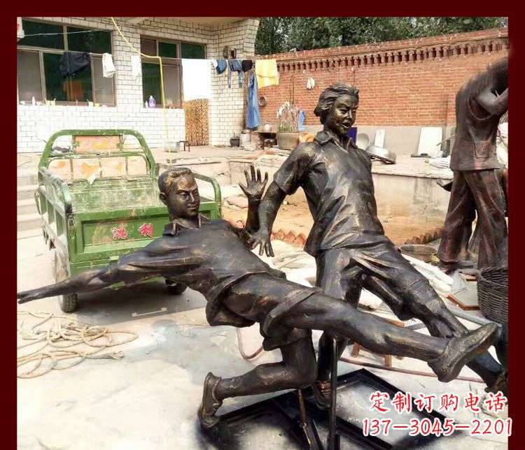益阳公园踢足球的人物铜雕
