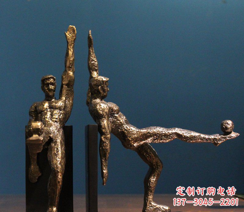 益阳公园踢足球人物铜雕