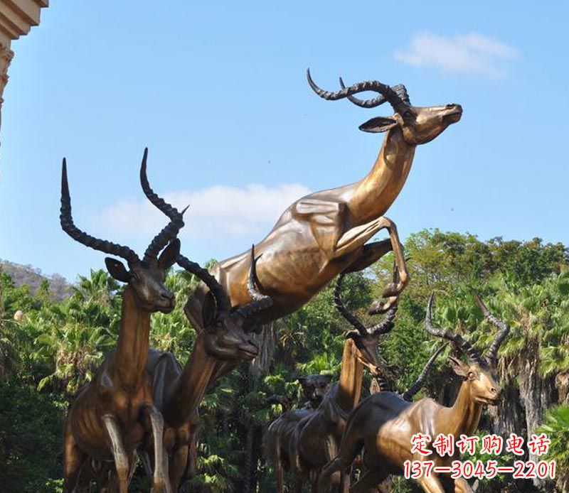 益阳公园铜雕奔跑的羚羊
