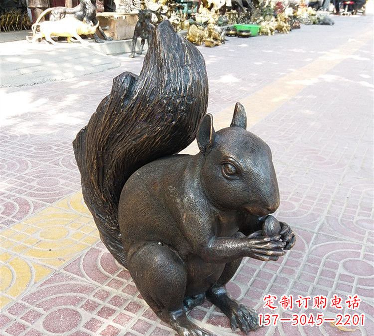益阳公园铜雕松鼠