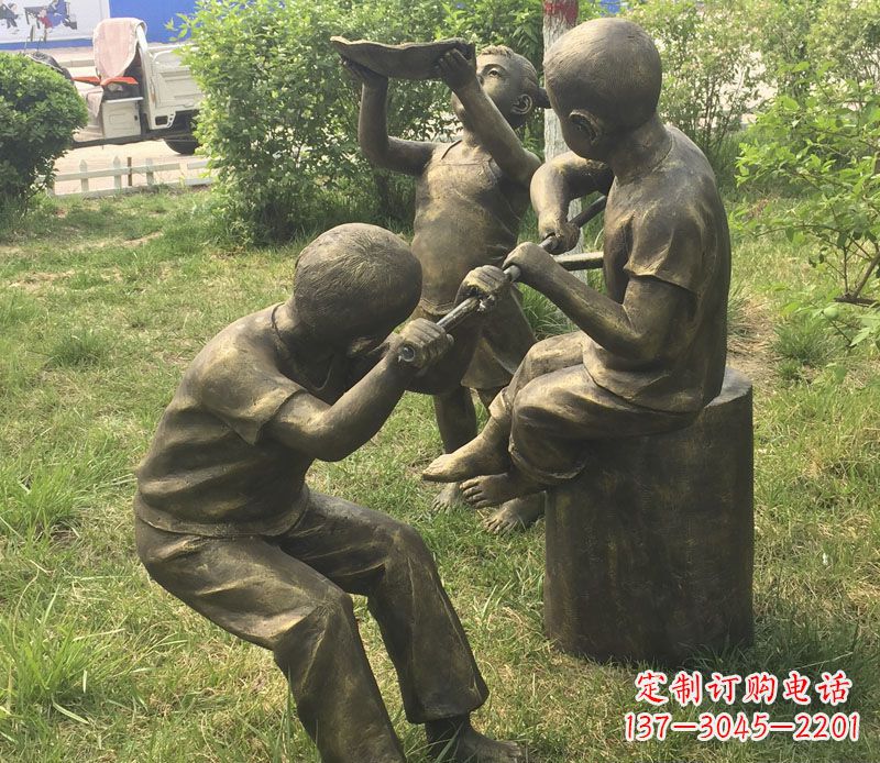 益阳公园玩水的儿童铜雕