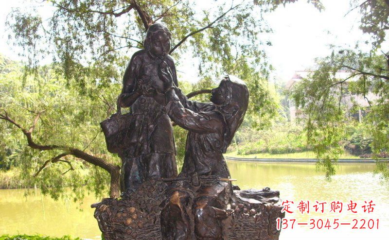 益阳温馨铜雕公园里喂母亲吃荔枝的女孩