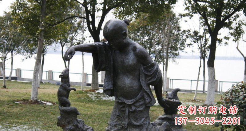 益阳公园喂松鼠的小孩小品铜雕