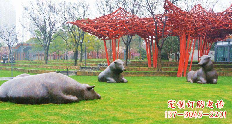 益阳公园卧着的抽象牛动物铜雕