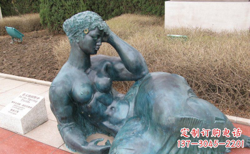 益阳铜质女性人物雕塑
