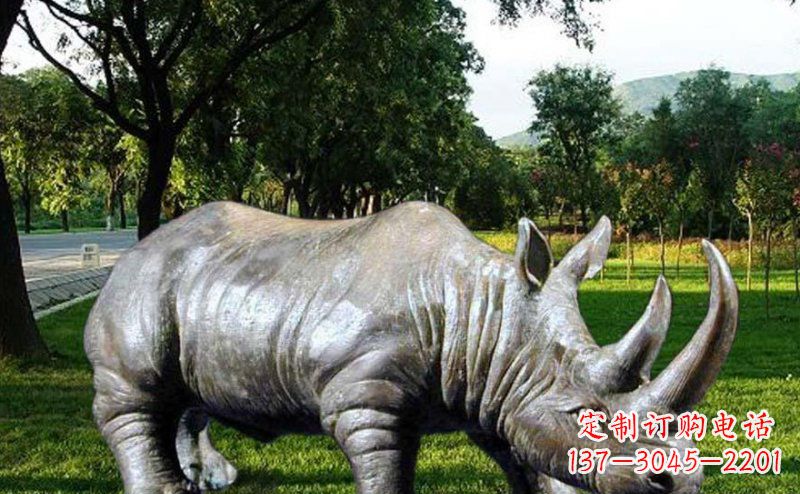益阳新题目犀牛玻璃钢雕塑——给公园增添独特美感