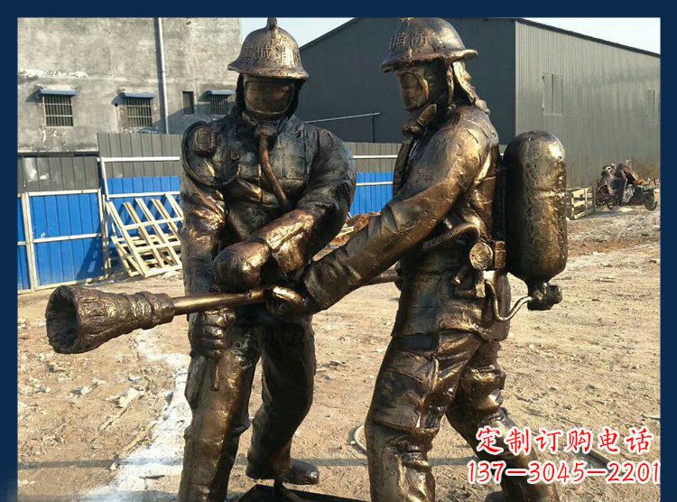 益阳以消防员为原型的铜雕塑