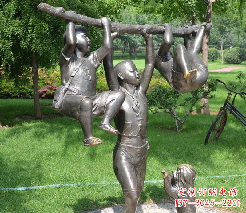 益阳捉着树枝玩耍的小孩铜雕