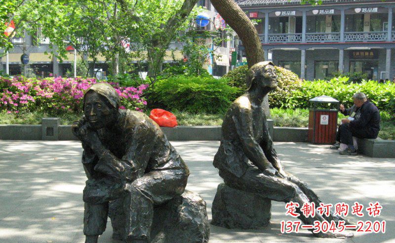 益阳充满深情的老人铜雕