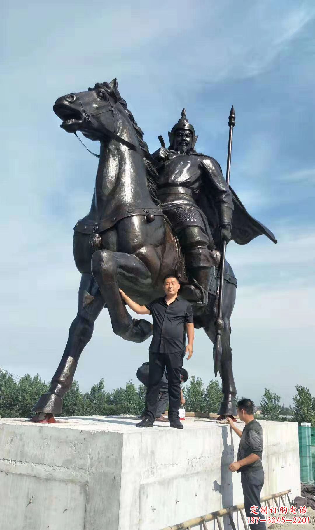 益阳以古代骑马将军为灵感的铜雕