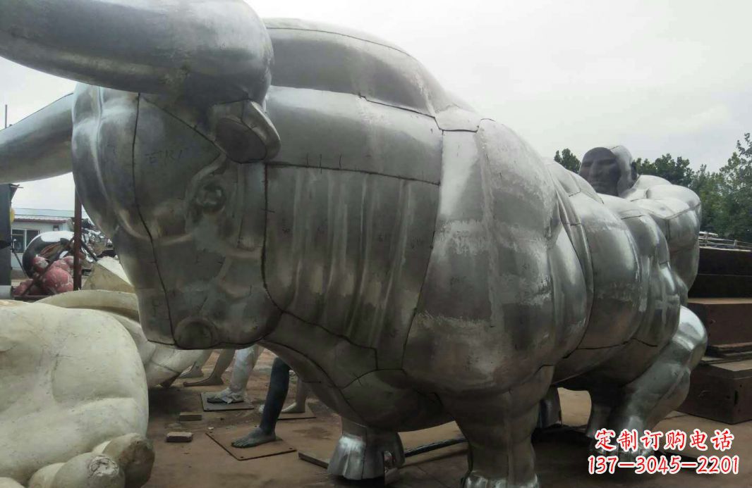 益阳中领雕塑:复古拓荒牛不锈钢雕塑