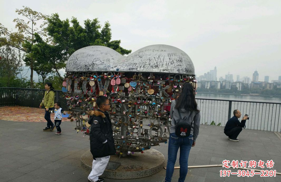 益阳不锈钢英文字母镂空景观雕塑